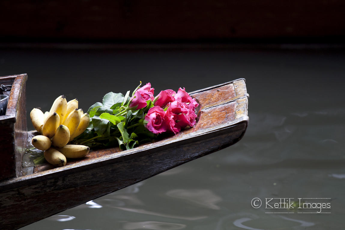 Photo Essay : Memorable pictures from the delightful Damnoen Saduak floating market near Bangkok